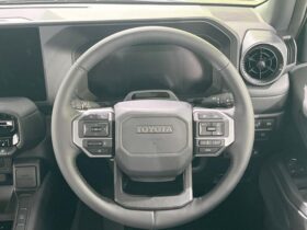 
									TOYOTA Land Cruiser Wagon VX Pearl White 2025′ BEO0K full								