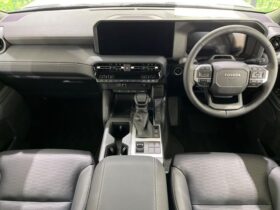 
									TOYOTA Land Cruiser Wagon VX Pearl White 2025′ BTOL3 full								