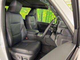 
									TOYOTA Land Cruiser Wagon VX Pearl White 2025′ BTOL3 full								
