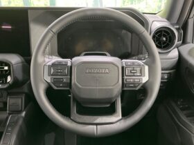 
									TOYOTA Land Cruiser Wagon VX Pearl White 2025′ BTOL3 full								