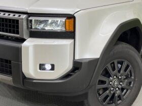 
									TOYOTA Land Cruiser Wagon VX Pearl White 2025′ BTOL3 full								