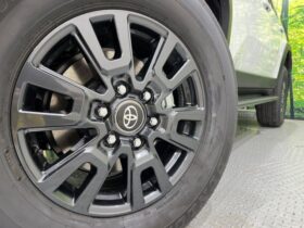 
									TOYOTA Land Cruiser Wagon VX Pearl White 2025′ BTOL3 full								
