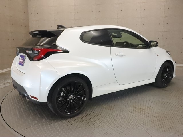 TOYOTA Yaris RS Pearl White 2022′ C6BBS