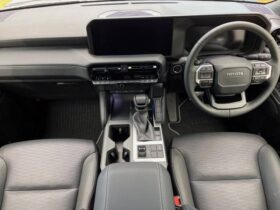 
									TOYOTA Land Cruiser Wagon VX Pearl White 2024′ C8PS6 full								