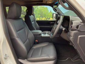 
									TOYOTA Land Cruiser Wagon VX Pearl White 2024′ C8PS6 full								