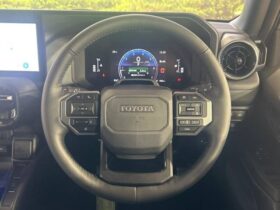 
									TOYOTA Land Cruiser Wagon VX Pearl White 2025′ CCZ97 full								
