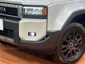 
									TOYOTA Land Cruiser Wagon VX Pearl White 2025′ CCZ97 full								
