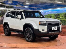 
									TOYOTA Land Cruiser Wagon VX Pearl White 2025′ CCZ97 full								