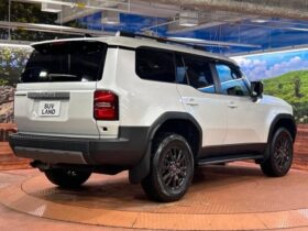 
									TOYOTA Land Cruiser Wagon VX Pearl White 2025′ CCZ97 full								