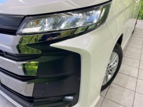 
									TOYOTA Noah S-G Pearl White 2023′ CF45X full								