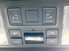 
									TOYOTA Voxy S-Z Pearl White 2024′ CJFXR full								