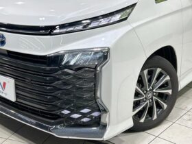 
									TOYOTA Voxy S-Z Pearl White 2024′ CJFXR full								