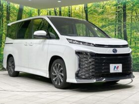 
									TOYOTA Voxy S-Z Pearl White 2024′ CJFXR full								