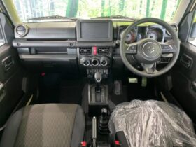 
									SUZUKI Jimny XC Pearl White 2025′ CNPI9 full								