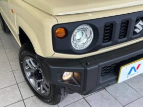 
									SUZUKI Jimny XC Pearl White 2025′ CNPI9 full								