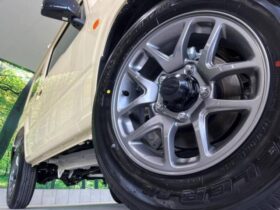 
									SUZUKI Jimny XC Pearl White 2025′ CNPI9 full								