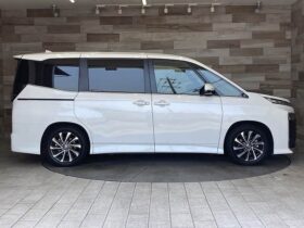 
									TOYOTA Voxy S-Z Pearl White 2024′ CNTT9 full								