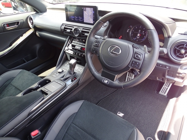 Lexus IS F Sport Mode Black 3 Pearl White 2023′ CPLXG