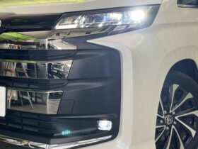 
									TOYOTA Noah S-Z Pearl White 2023′ CPUCA full								