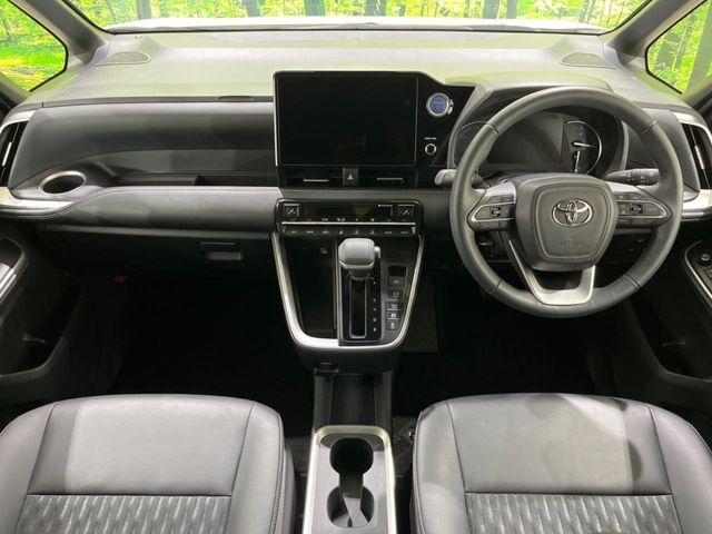 TOYOTA Noah S-Z White 2023′ CS0UK