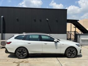 
									BMW 5 Series 523d xDrive M Sport Pearl White 2025′ CTW6J full								