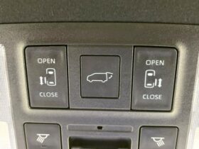 
									TOYOTA Noah S-Z Pearl White 2023′ CU4L2 full								