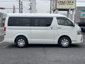 
									TOYOTA Hiace Van Wide Super GL Dark Prime L Middle R Pearl White 2025′ CUJ8K full								