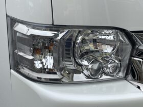 
									TOYOTA Hiace Van Wide Super GL Dark Prime L Middle R Pearl White 2025′ CUJ8K full								