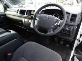 
									TOYOTA Hiace Wagon Grand Cabin Pearl White 2025′ CUYQ9 full								