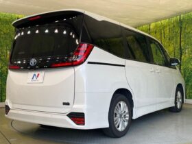 
									TOYOTA Noah S-G Pearl White 2023′ D2PW2 full								