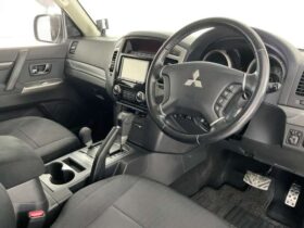 
									MITSUBISHI Pajero VR-2 Silver 2016′ D70GQ full								