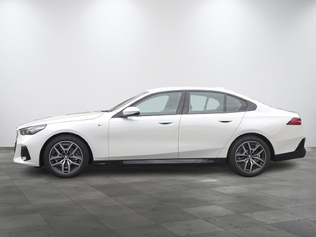 BMW 5 Series 523d xDrive M Sport Pearl White 2025′ D8WC4
