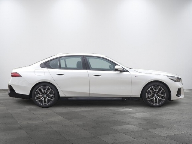 BMW 5 Series 523d xDrive M Sport Pearl White 2025′ D8WC4