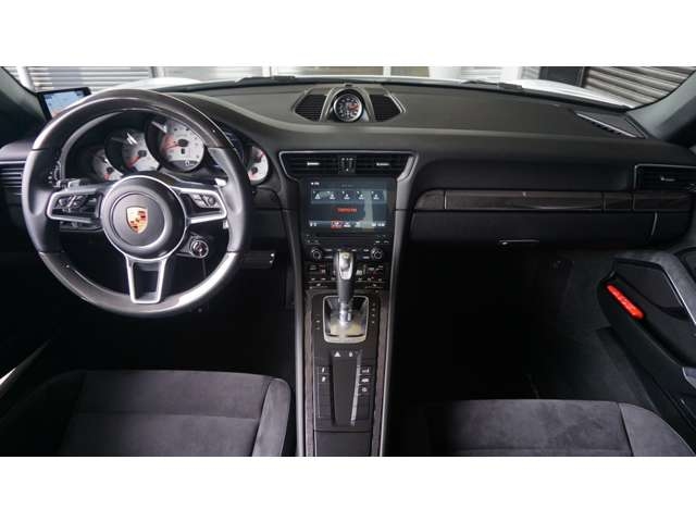 Porsche 911 Carrera 4 GTS White 2017′ DBAP7