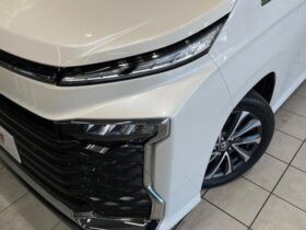 
									TOYOTA Voxy S-Z Pearl White 2025′ DM08P full								