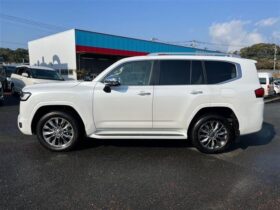 
									TOYOTA Land Cruiser Wagon 3.5 ZX JBL Sound 7 Person Pearl White 2023′ DO8CC full								
