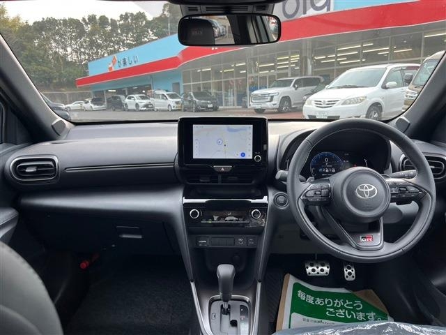 TOYOTA Yaris Cross 1.5 GR Sport Safety Pearl White 2025′ DO8CE