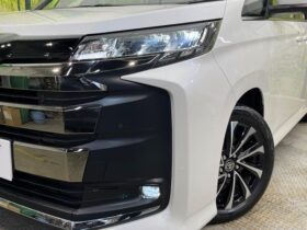 
									TOYOTA Noah S-Z Pearl White 2023′ DSFCD full								