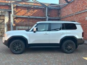 
									TOYOTA Land Cruiser Wagon VX Pearl White 2024′ DUKSA full								