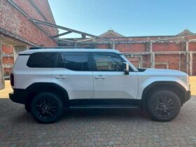 
									TOYOTA Land Cruiser Wagon VX Pearl White 2024′ DUKSA full								