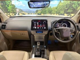 
									TOYOTA Land Cruiser Prado TX L Packet Matte Black Ed Pearl White 2023′ DYUPW full								