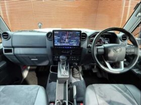 
									TOYOTA Land Cruiser Wagon AX White 2023′ DYUR7 full								