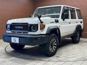 
									TOYOTA Land Cruiser Wagon AX White 2023′ DYUR7 full								