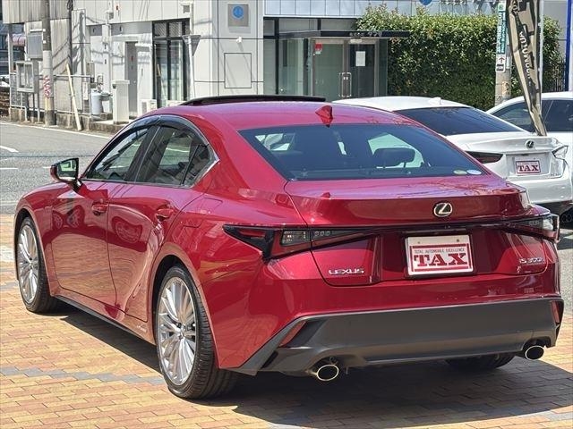Lexus IS 300h version L SR Red 2021′ E13O1