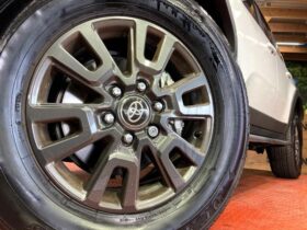 
									TOYOTA Land Cruiser Wagon VX Pearl White 2024′ E7EVJ full								