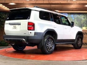 
									TOYOTA Land Cruiser Wagon VX Pearl White 2024′ E7EVJ full								