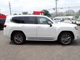 
									TOYOTA Land Cruiser Wagon ZX Diesel Turbo Pearl White 2022′ EBH3U full								