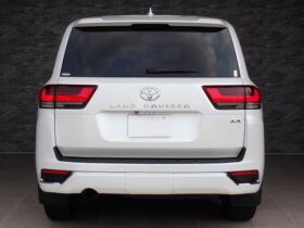 
									TOYOTA Land Cruiser Wagon ZX Diesel Turbo Pearl White 2022′ EBH3U full								