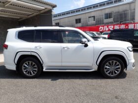 
									TOYOTA Land Cruiser Wagon ZX Diesel Turbo Pearl White 2023′ EBH4L full								