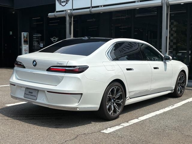 BMW 7 Series 740i Excellence Pearl White 2024′ EBH4P